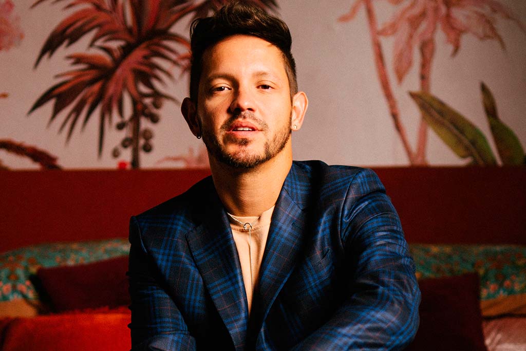 JOSEFE lanza “PLATÓNICO TROPICAL”, su primer álbum de estudio