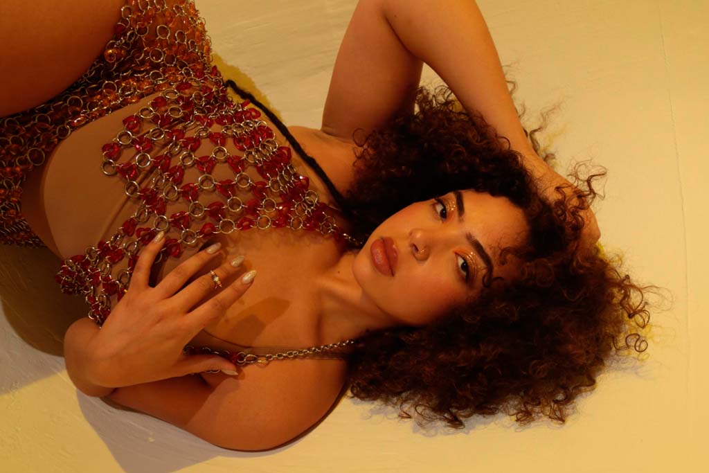 Paola Guanche lanza ‘DUEÑA DEL UNIVERSO (CELIA CRUZ MEDLEY TRIBUTE)’