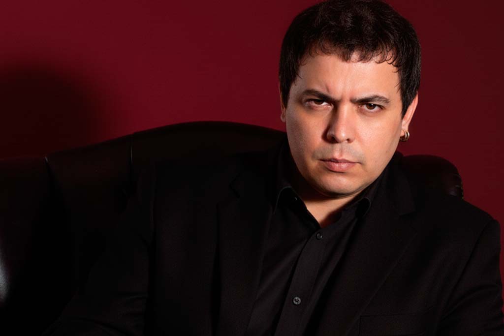 León Fernández canta a la mujer irrepetible en "Otra No Hay"