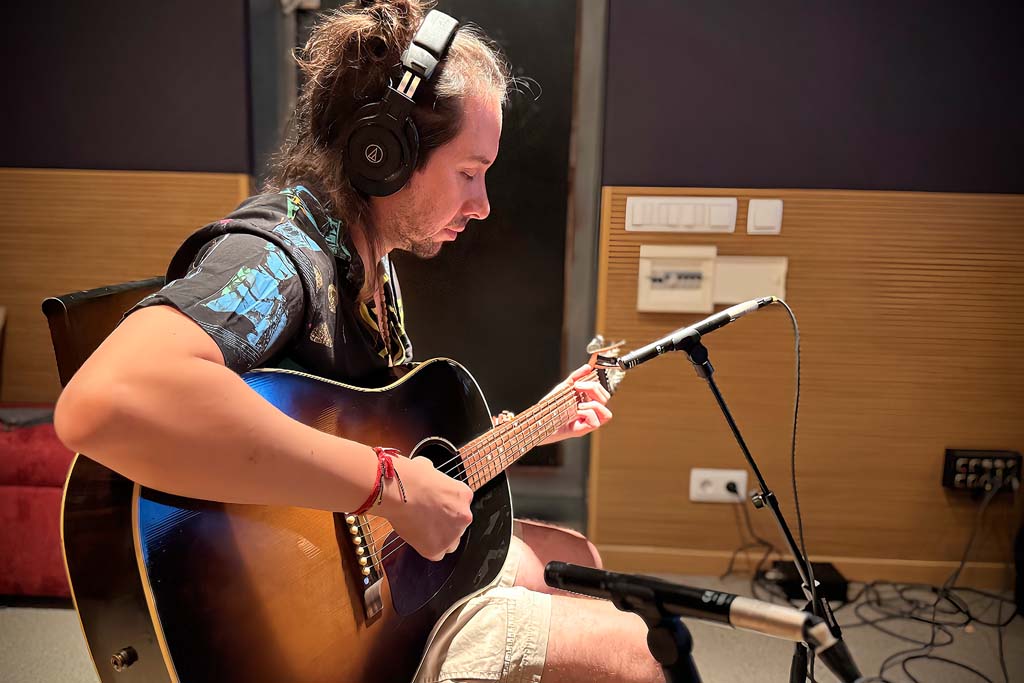 DLUE presenta su tema más personal: “ABOGADO SIN CORBATA”