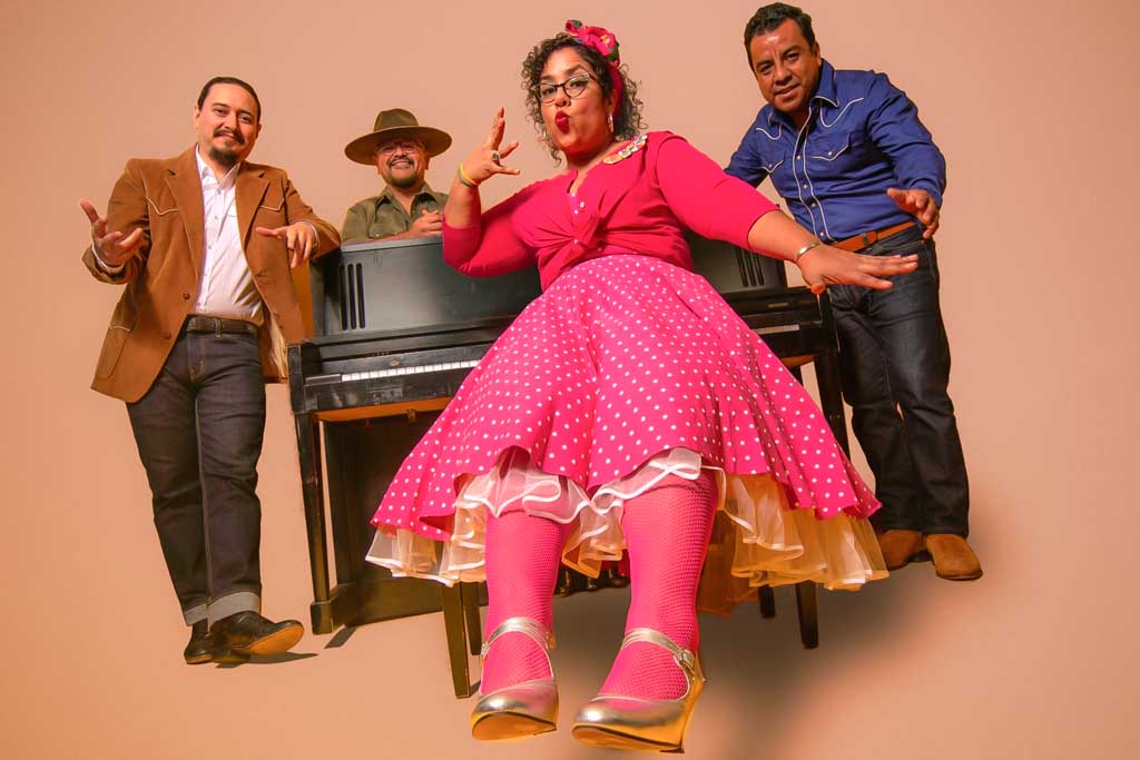 La Santa Cecilia lanza su nuevo bolero “DAME MÁS”